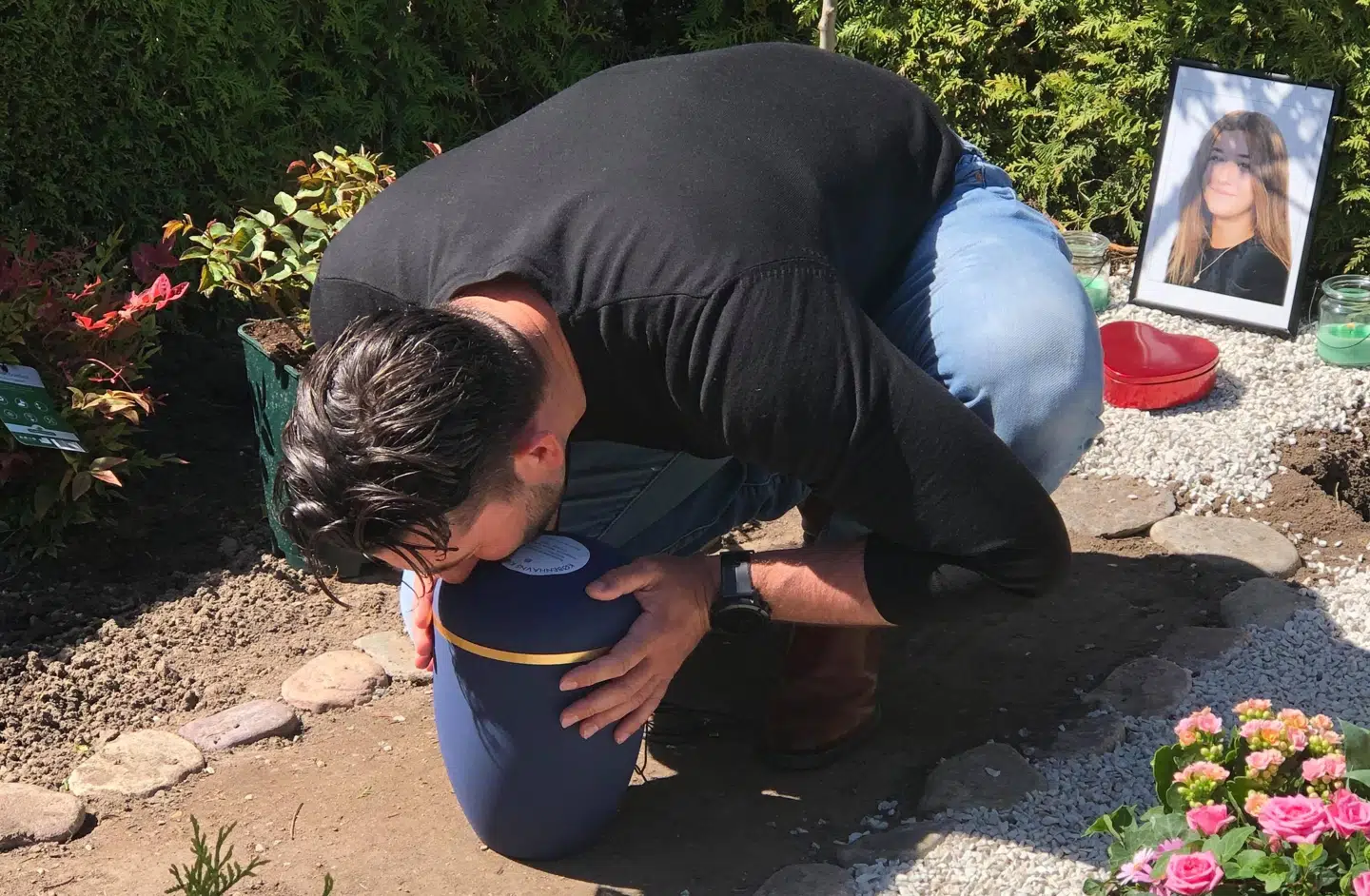 Mads siger farvel til sin datter, der blev bare 15 år. Foto: Privat.