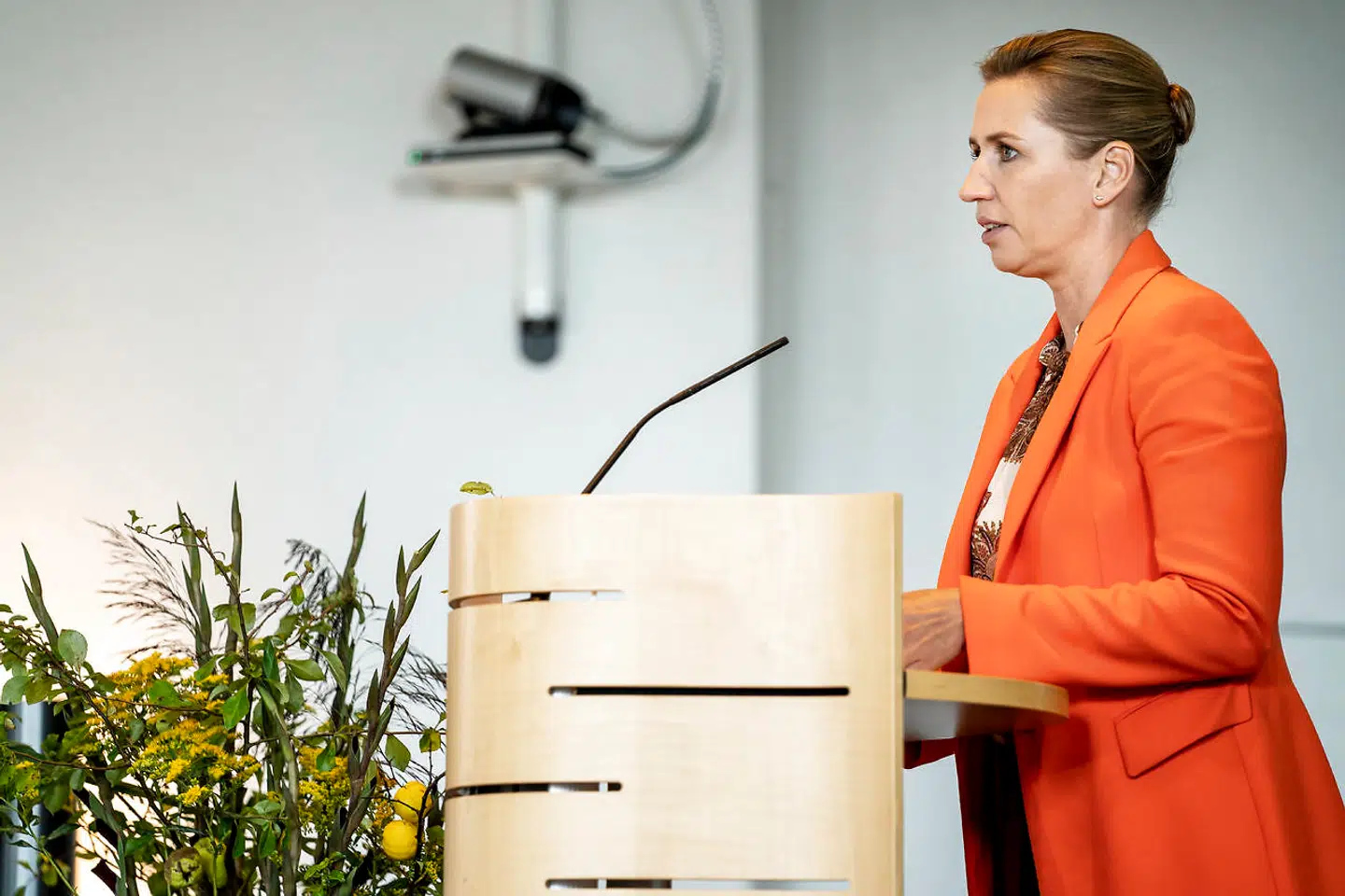Statsminister Mette Frederiksen (S) taler ved et møde for Grønt Erhvervsforum, hvor hun sammen med klima-, energi- og forsyningsministeren, erhvervsministeren og øvrige ministre samt partierne bag Klimaloven samler op på samarbejdet mellem regeringen og erhvervslivet i regeringens klimapartnerskaber, i Eigtveds Pakhus i København, onsdag den 16. september 2020.. (Foto: Mads Claus Rasmussen/Ritzau Scanpix)