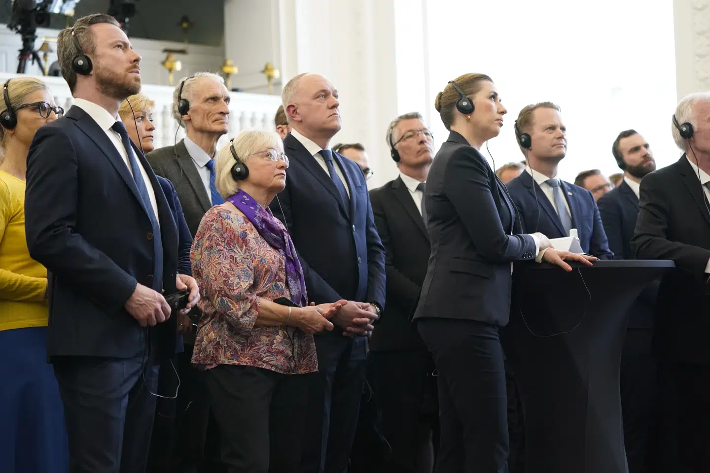 Statsminister Mette Frederiksen lytter til talen fra Ukraines præsident i selskab med blandt andre udenrigsminsiter Jeppe Kofod, Ukraines ambassadør i Danmark, Mykhailo Vydoinyk, og Venstres formand, Jakob Ellemann-Jensen.