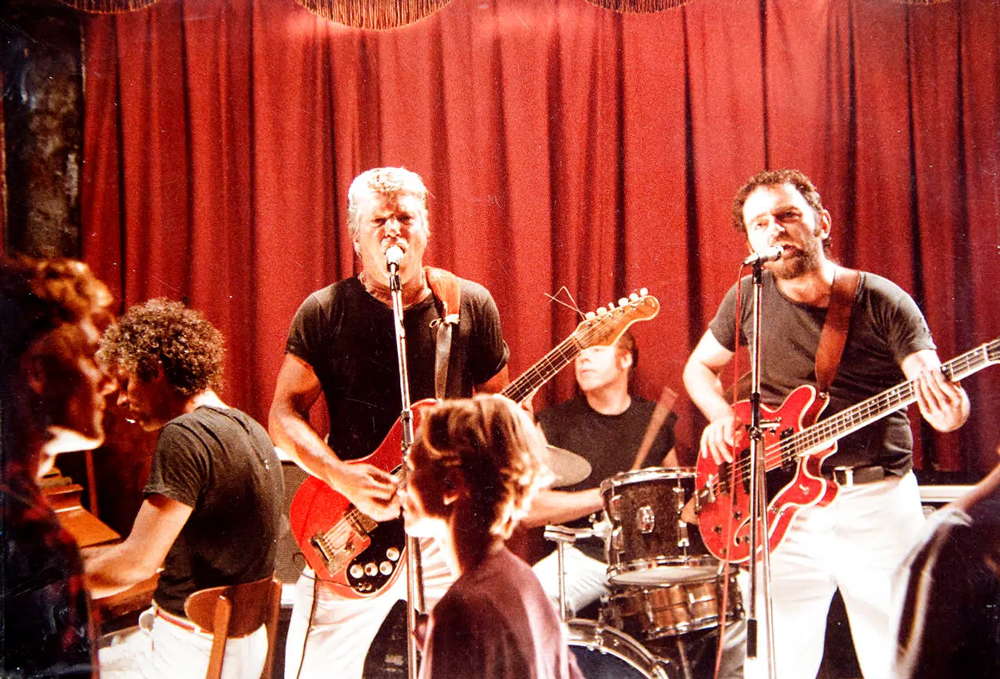 Sammen med Leif Sylvester Petersen optrådte Erik Clausen ofte både på gaden og i film. Her spiller de koncert sammen. Foto Roald Pay.