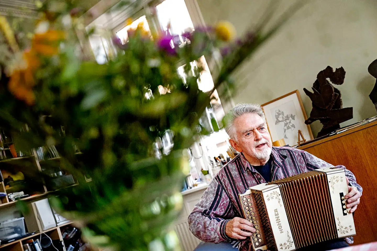 Harmonikaen er Erik Clausens yndlingsinstrument, lige siden hans mormor spillede på den i sit kolonihavehus. Foto Bax Lindhardt.