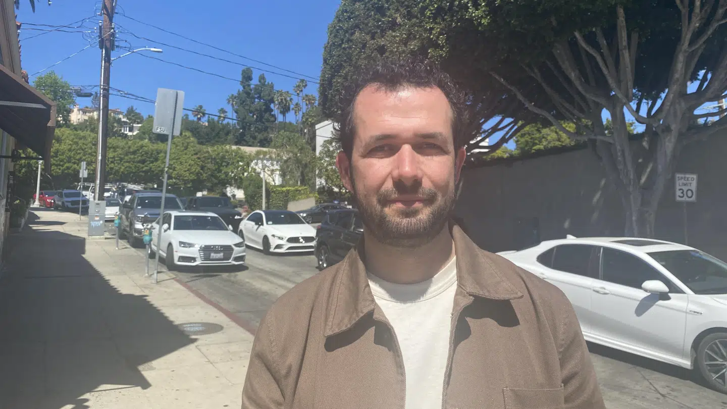 B.T. har mødt Jonas Poher Rasmussen på Gravité Café på Sunset Boulevard i Los Angeles.