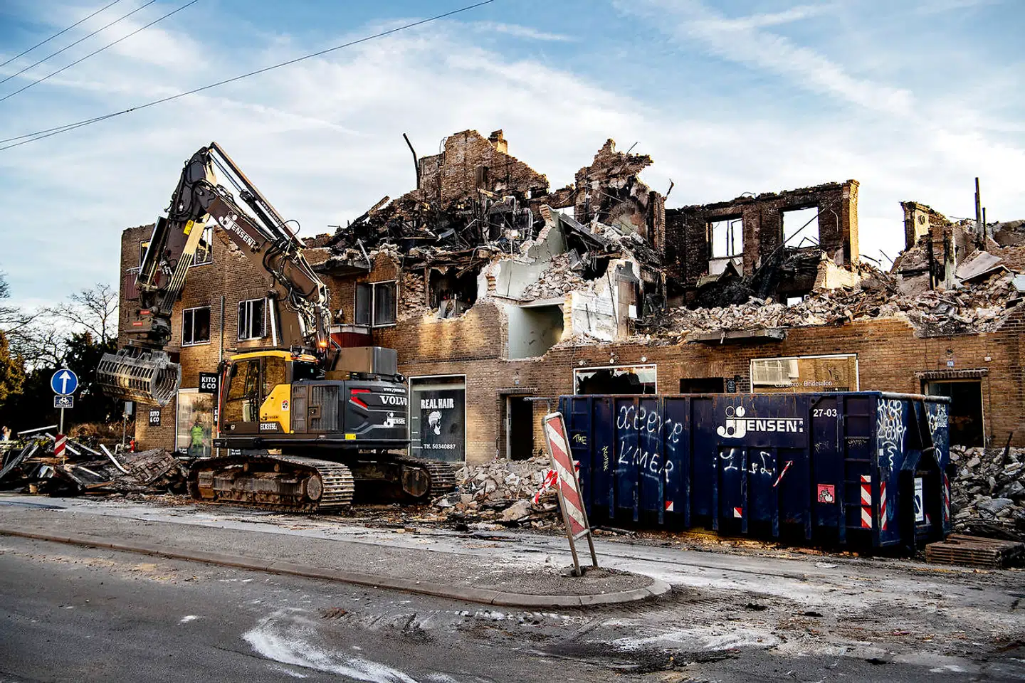 Ødelæggelserne fra branden betyder, at etagebyggeriet skal rives ned.