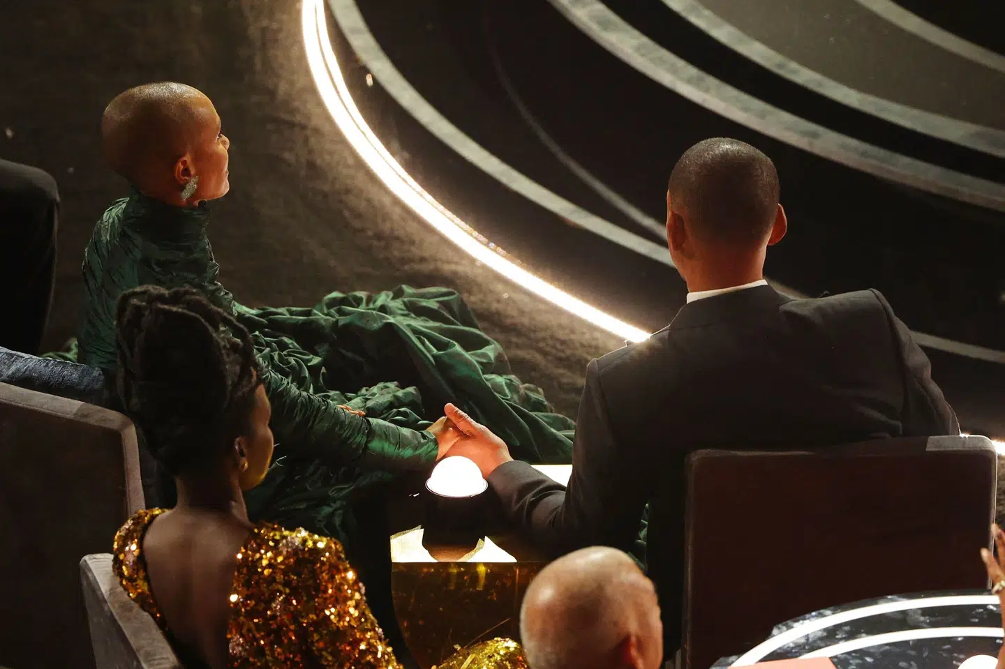 Will Smith (til højre) forlod sin plads for at give Chris Rock en lussing, efter at Rock havde lavet en joke om Will Smiths hustru Jada Pinkett Smiths (til venstre) skaldethed. Brian Snyder/Reuters