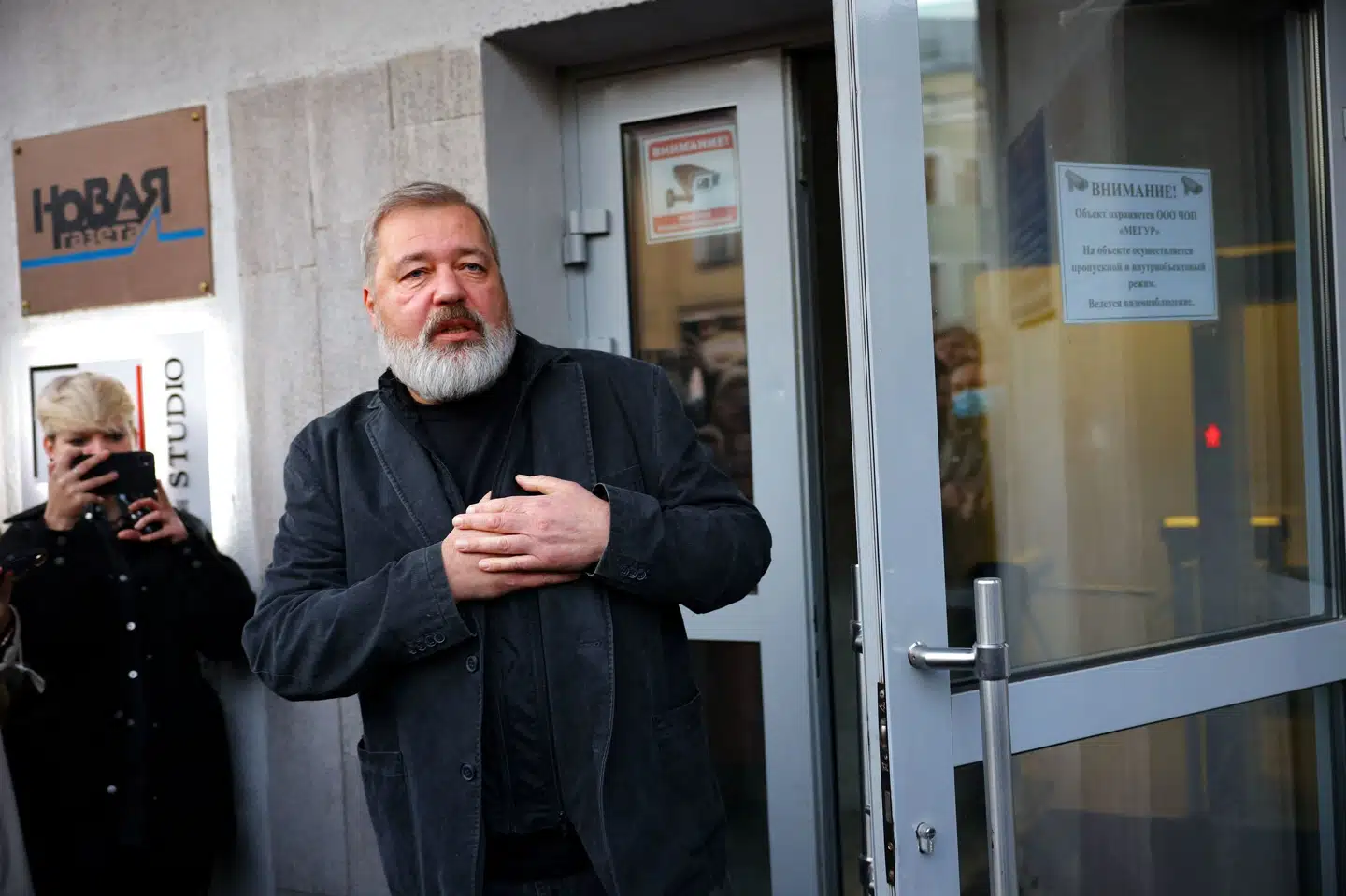 Dmitrij Muratov, der er chefredaktør på Novaya Gazeta, modtog sidste år Nobels fredspris for at beskytte ytringsfriheden (Arkivfoto). Dimitar Dilkoff/Ritzau Scanpix