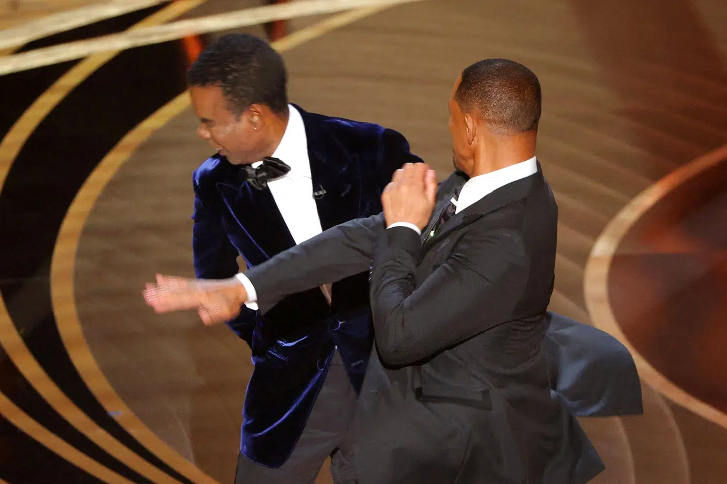 Will Smith stak søndag Chris Rock en lussing, efter Chris Rock havde lavet en joke om Jada Smiths hårtab. Brian Snyder/Reuters