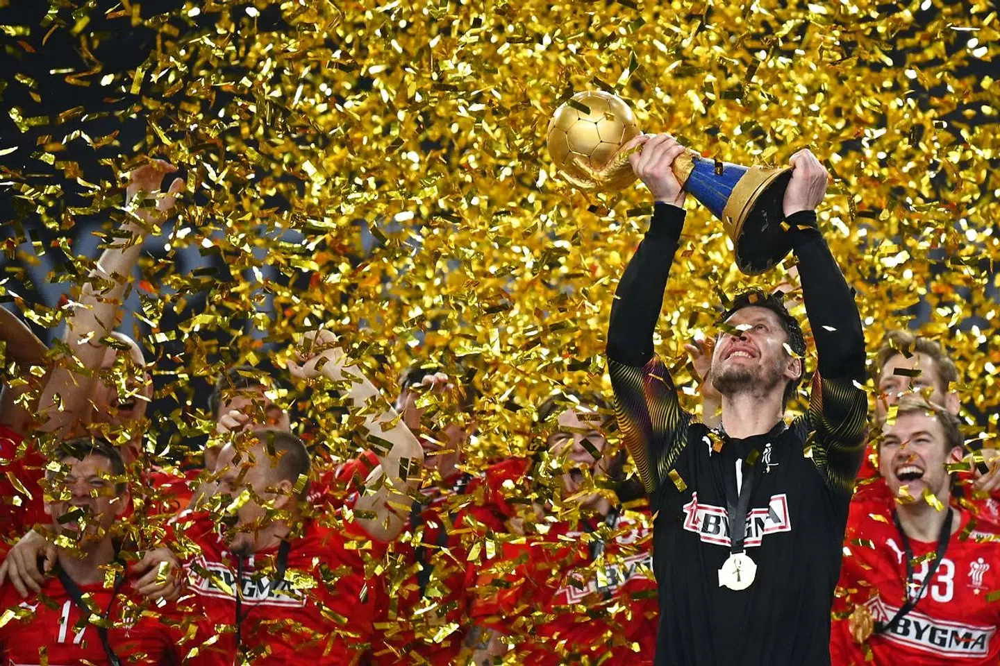 Niklas Landin fik lov at hæve VM-trofæet som dansk anfører i 2021.