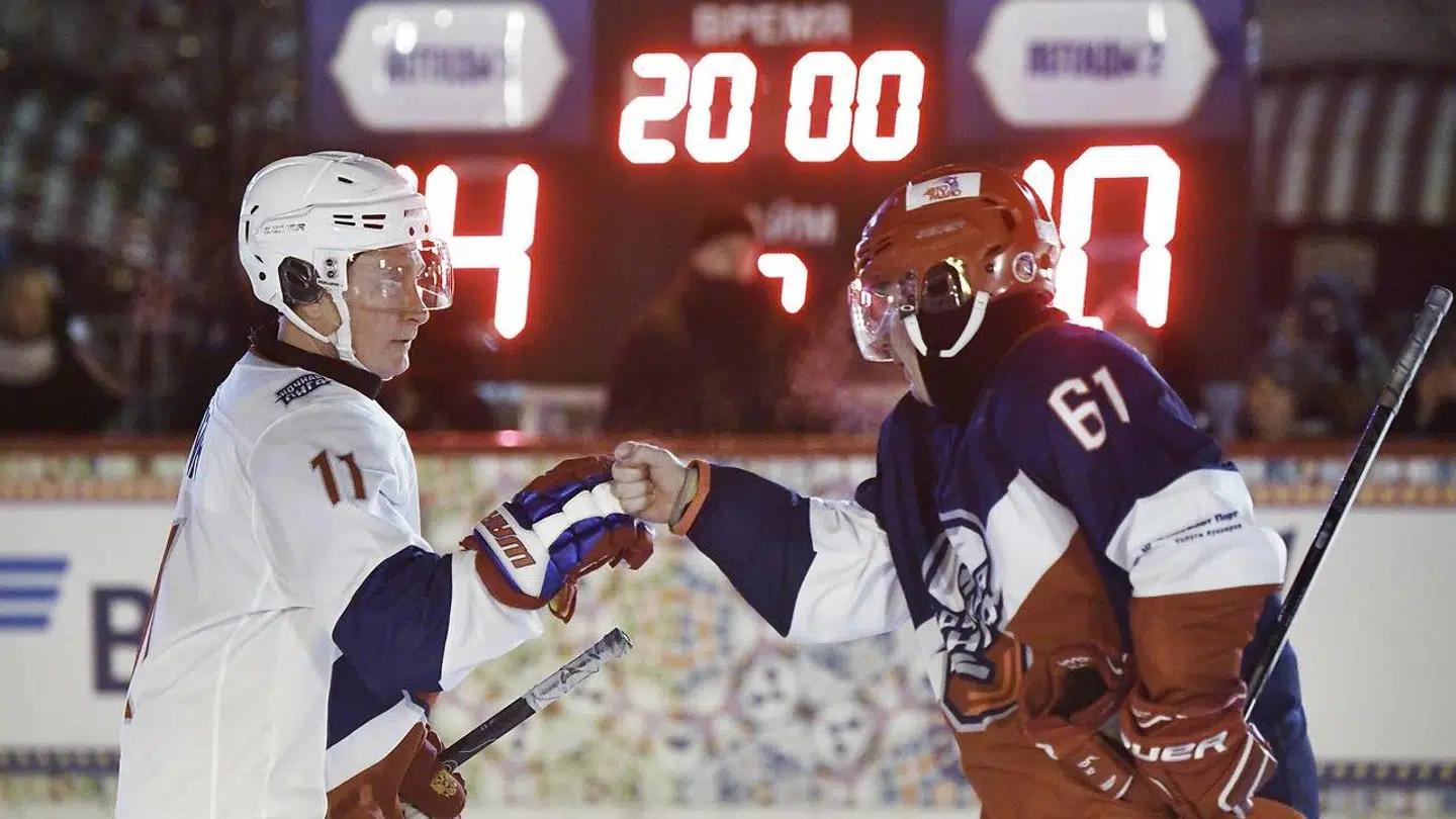 Potanin har længe spillet ishockey sammen med sin ven, Vladimir Putin.