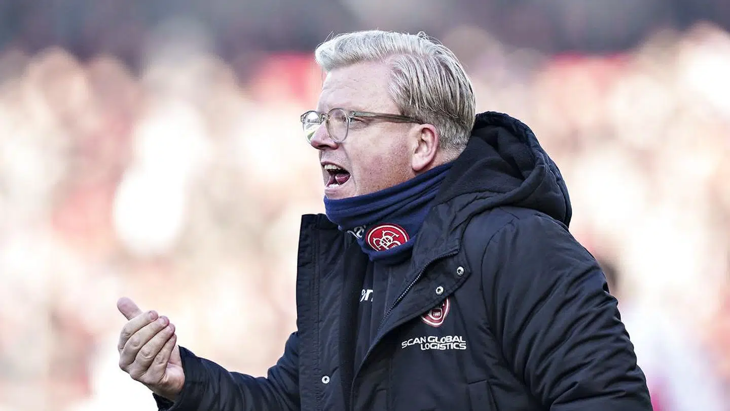 Lars Friis i aktion på sidelinjen i 3-0-sejren over Brøndby.