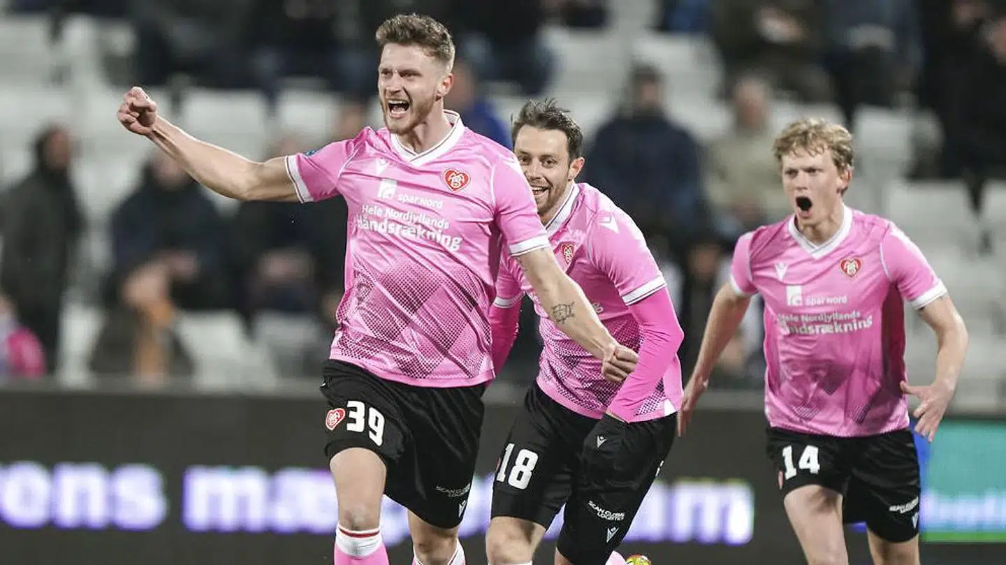 I Lars Friis første kamp vandt AaB over OB med 3-2, blandt andet på en scoring af Kasper Høgh (tv.).