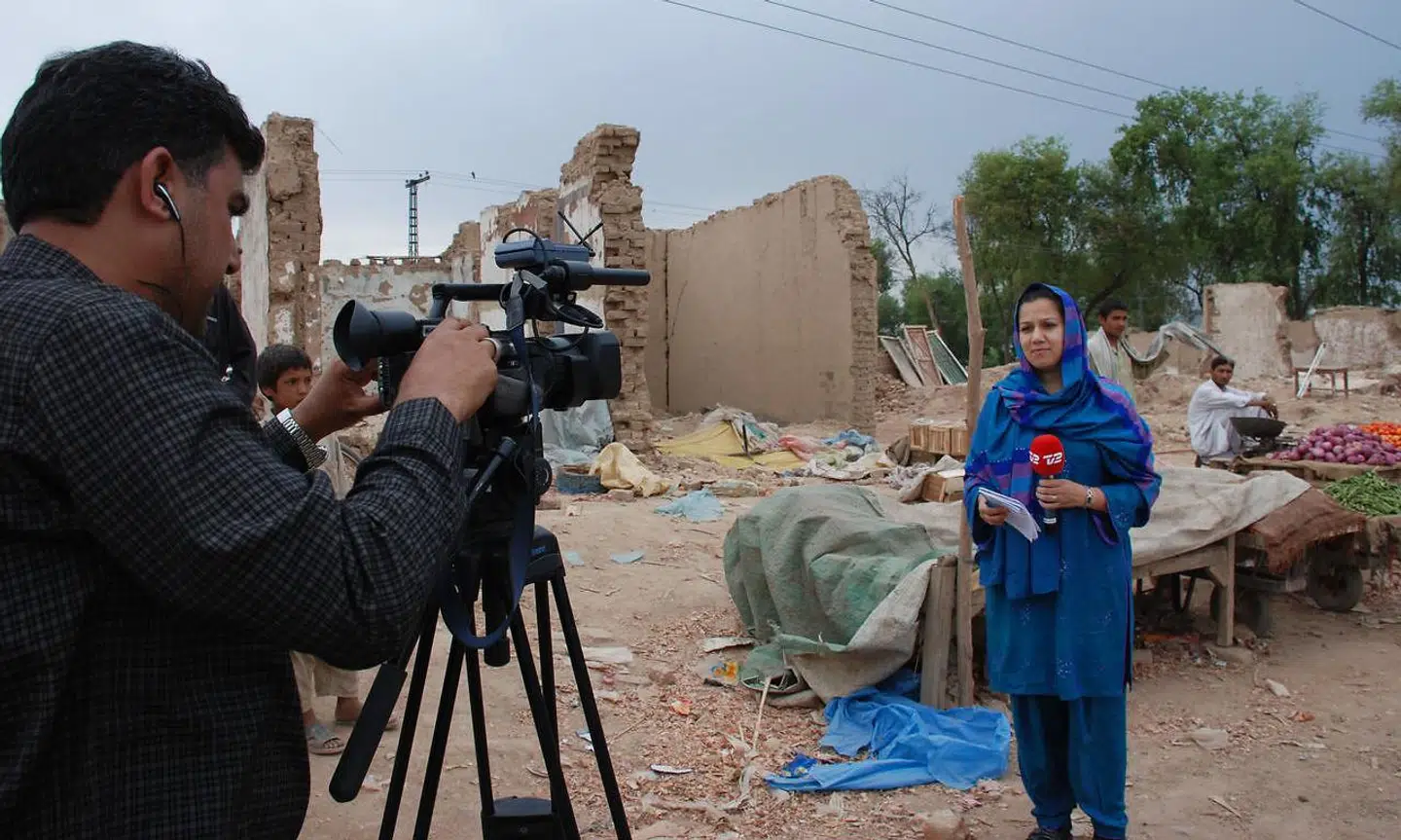 Simi Jan har tidligere været korrespondent i Mellemøst-områderne for TV2, men for tiden er hun vært på 'Go' Aften Live' som barselsvikar for Petra Nagel.