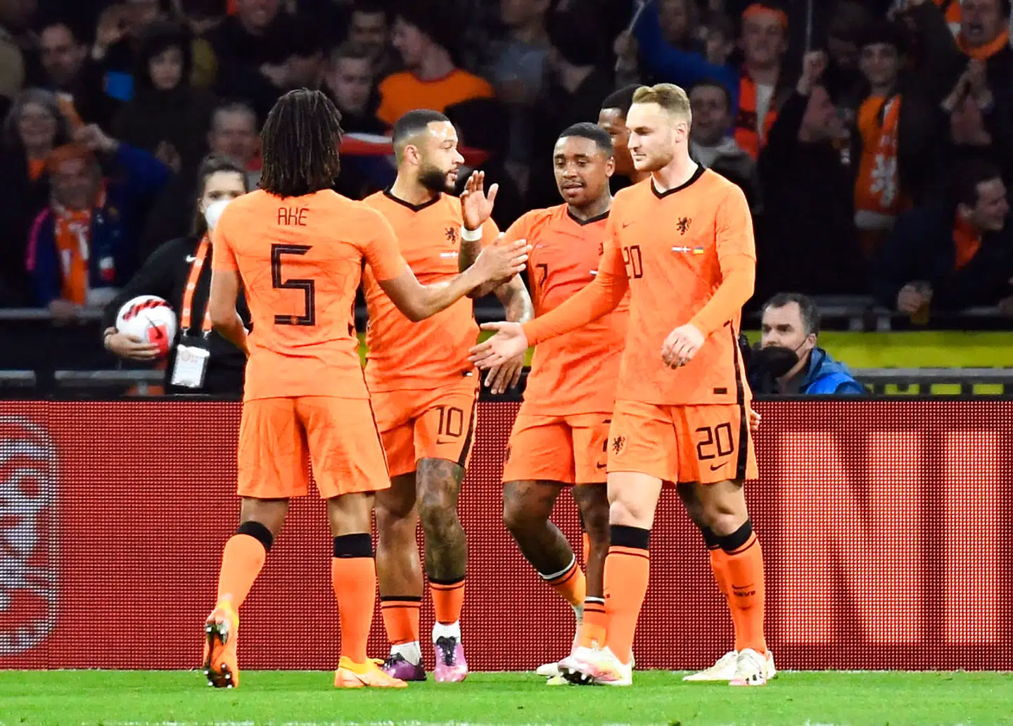 Soccer Football - International Friendly - Netherlands v Denmark - Johan Cruijff ArenA, Amsterdam, Netherlands - March 26, 2022 Netherlands' Steven Bergwijn celebrates scoring their first goal with teammates REUTERS/Piroschka Van De Wouw