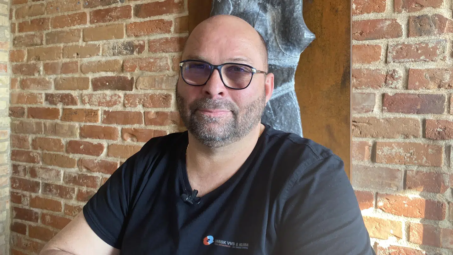 Jess Mørk anbefales ikke at tage Ozempic, fordi han vurderes at have sjælden sygdom i synsnerven, og derfor bruger han lysdæmpende briller.