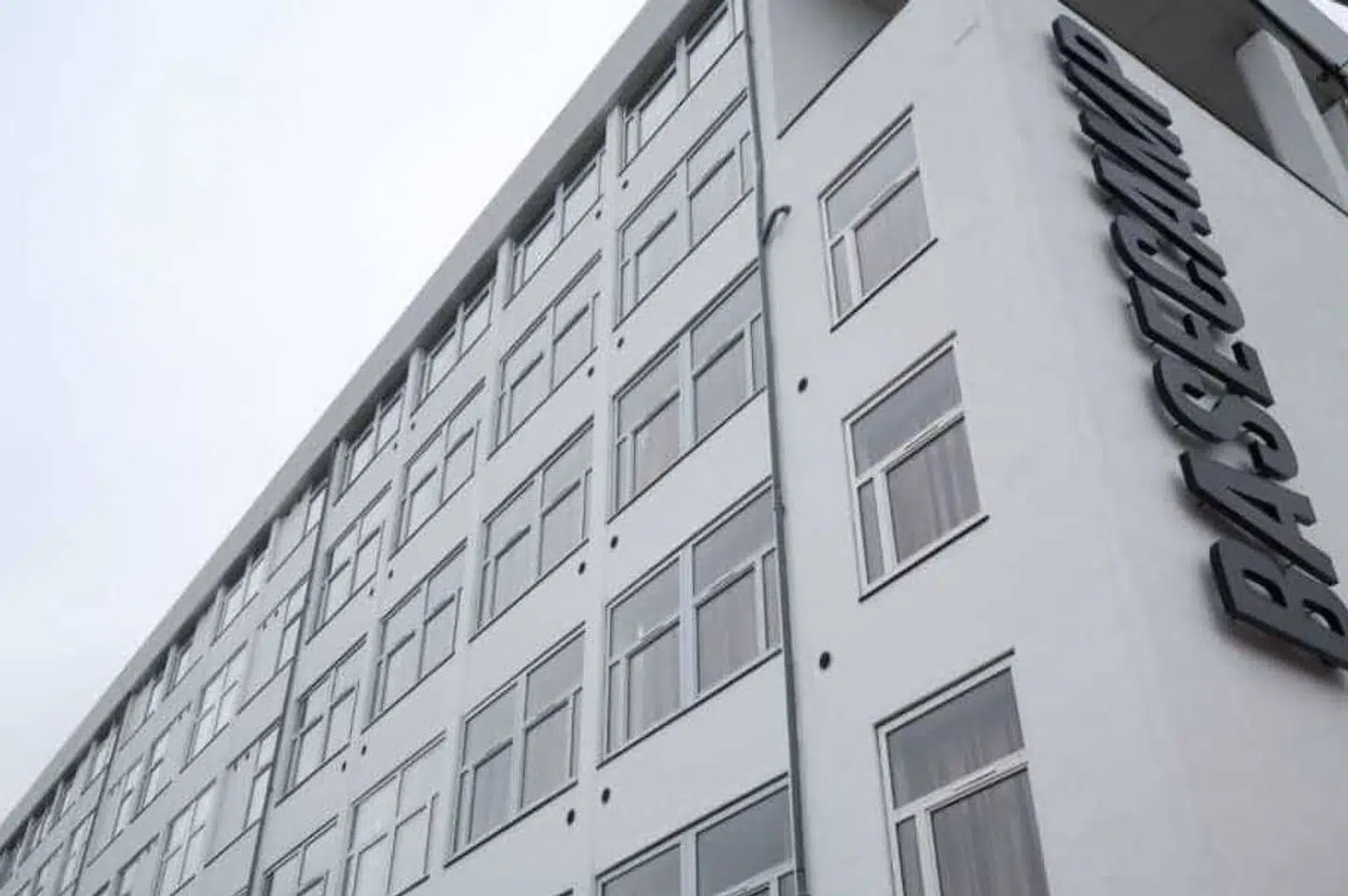 Der er 352 fuldt bookede værelser på BaseCamp South Campus. Der bor primært udenlandske studerende, men også enkelte danskere på kollegiet, hvor voldtægterne ifølge politiet fandt sted.