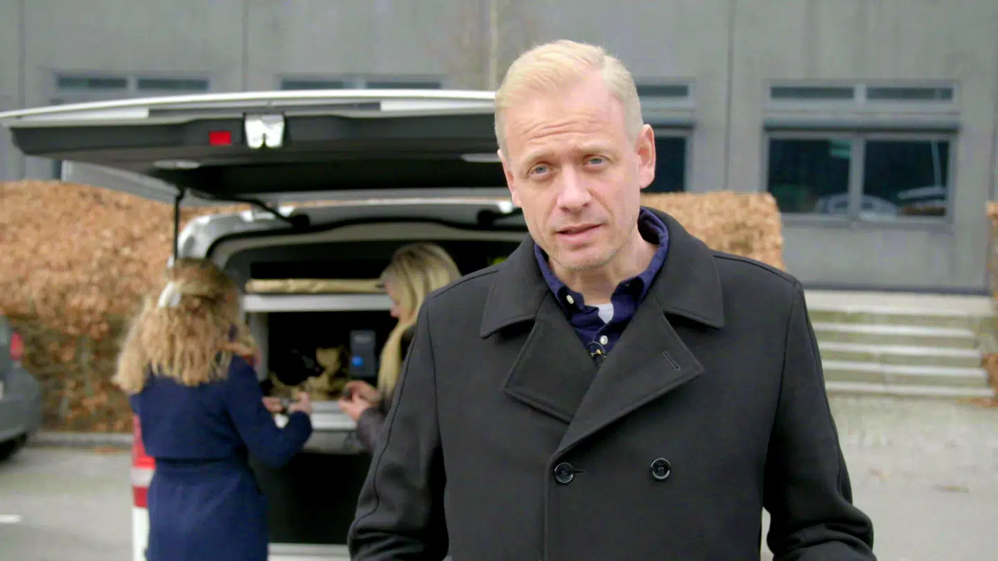 DR's Kontant besøgte skønhedsklinikken i Odense med skjult kamera. Her ses Jacob Kragelund, foran holdet, der besøger klinikken. Foto: Jens Kolding, DR
