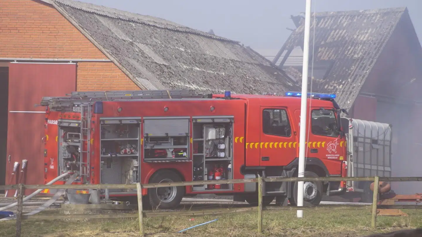 Beredskabet har 2-3 timers arbejde tilbage på stedet, inden slukningsarbejdet er ovre.
