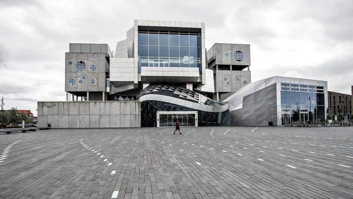 Lyset slukkes på Musikkens Hus i Aalborg for at markere Earth Hour. Her ses bygningen dog i fuldt dagslys.