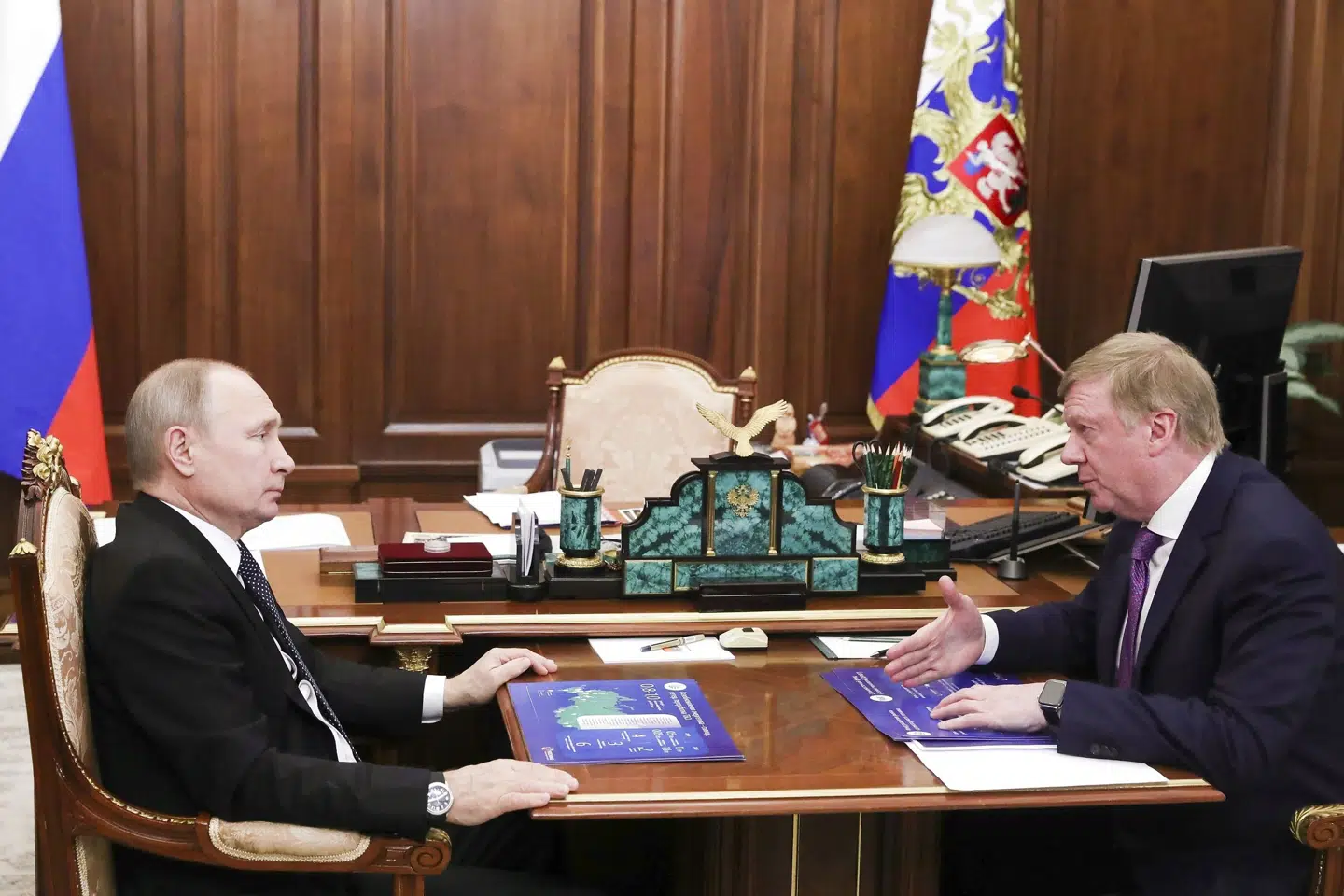 Ruslands præsident, Vladimir Putin (t.v.), og Anatolij Tjubajs (t.h.) under et møde i 2019. Tjubajs forlader sit job hos Putin, som har været at tage sig af båndene til internationale organisationer. Mikhail Klimentyev/Ritzau Scanpix