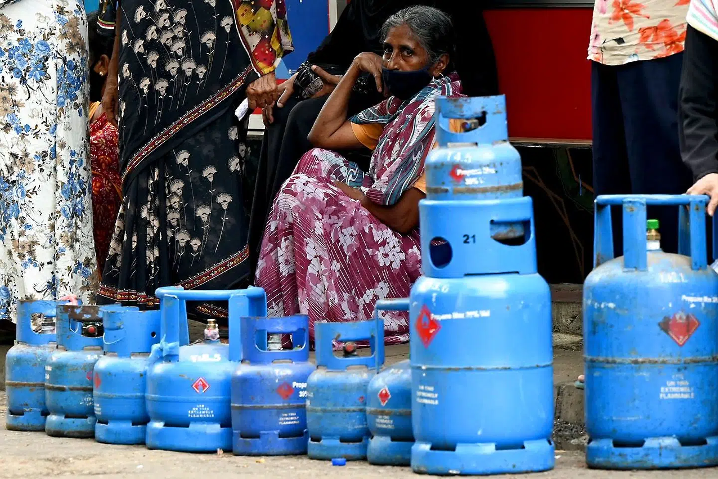 Folk står i kø i Colombo, Sri Lanka, for at købe petroleum til madlavningen.