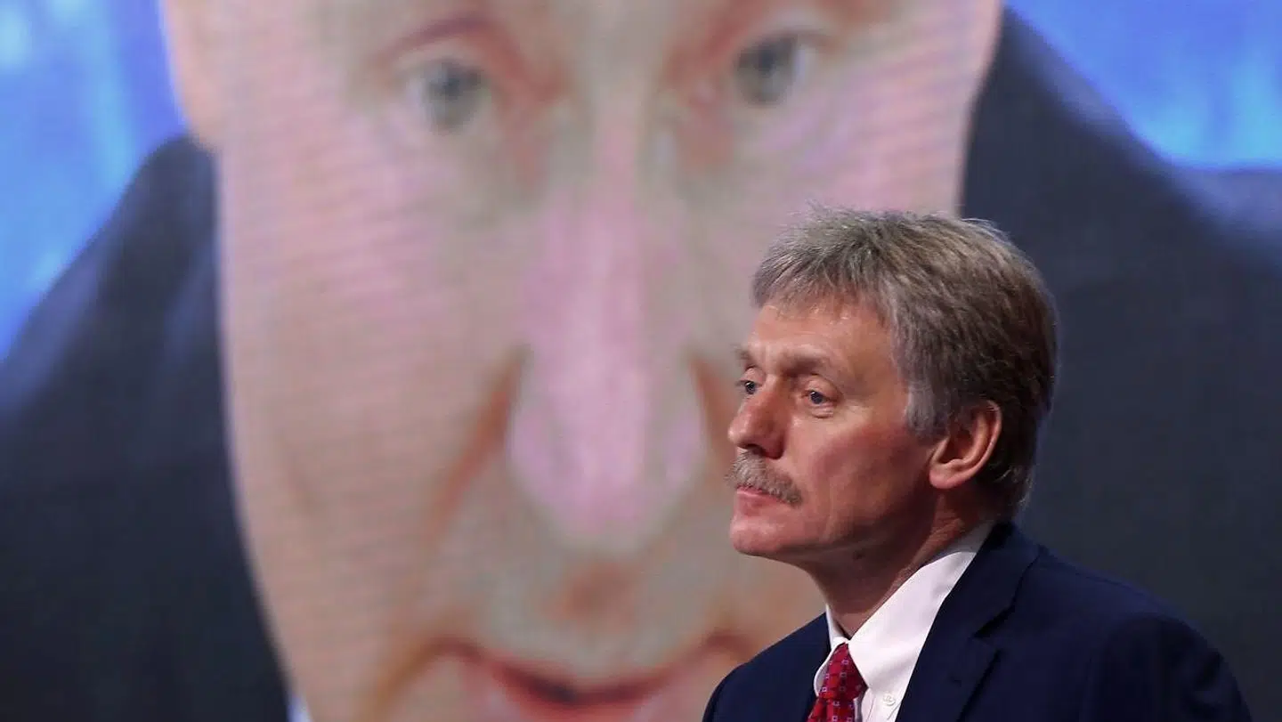 Arkivfoto af Kreml-talsmanden Dmitry Peskov foran en skærm, der viser Vladimir Putin.