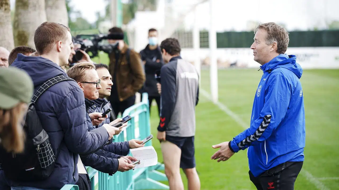 Kasper Hjulmand taler med pressen i Marbella.