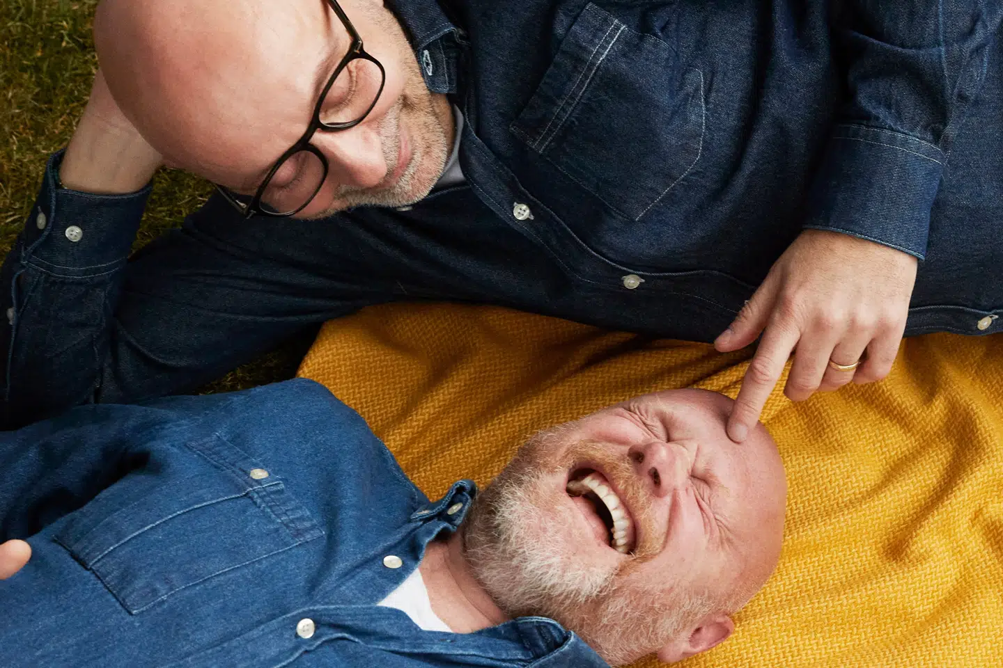 Hver uge tjekker Flemming Møldrup og Mads Steffensen ind med hinanden og taler om de emner, der berører dem. Det kan være om venskab, parforhold, den aldrende krop, det digitale liv, skilsmisse, nederlag, musik, politik og relationer, lyder det fra Podimo. (PR-foto). Petra Kleis/Podimo/PR/Free