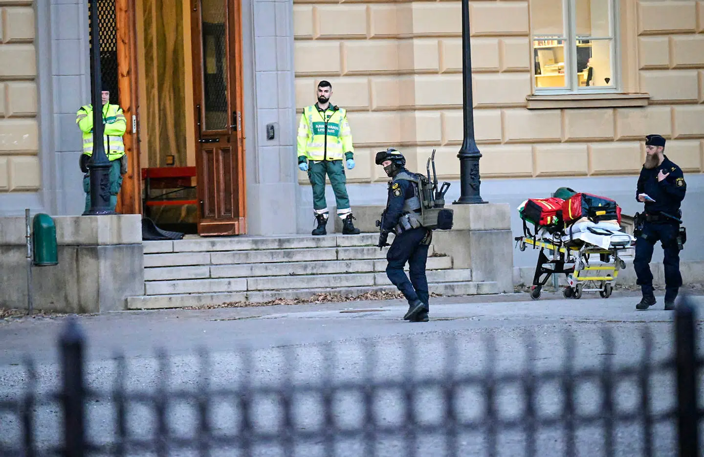 Svensk politi rykkede mandag talstærkt ind på gymnasiet med trukne våben. Foto: Johan Nilsson / TT / Kod 50090. (Foto: 50090 Johan Nilsson/TT/Ritzau Scanpix)