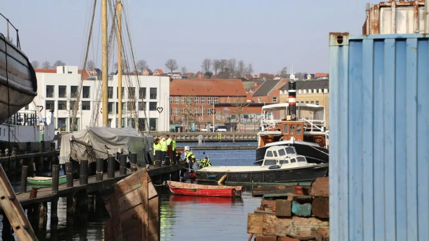 Mandag formiddag blev en livløs person fundet på bunden af havnebassinet i Svendborg. Foto: Presse-fotos.dk