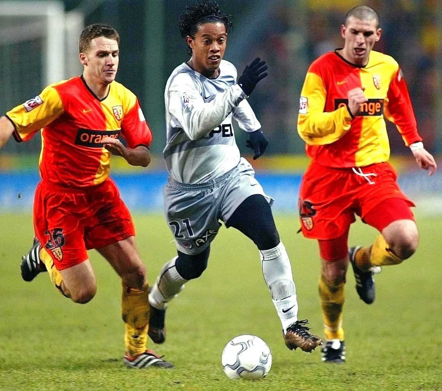 Bruno Rodríguez (th.) i aktion for Lens mod PSG og Ronaldinho i 2002.