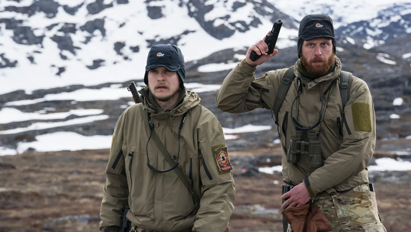 Danske soldater affyrer varselsskud mod et hold russiske soldater.