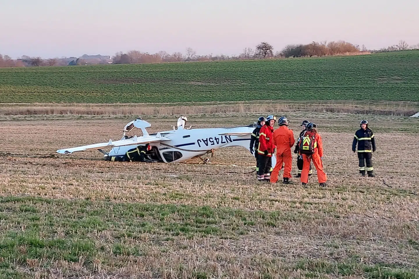 To personer - en mand og en kvinde - befandt sig om bord på et fly, der søndag eftermiddag er nødlandet syd for Ringsted. De er tilsyneladende begge sluppet med mindre skader, skriver Midt- og Vestsjællands Politi på Twitter. Presse-Foto.dk/Ritzau Scanpix