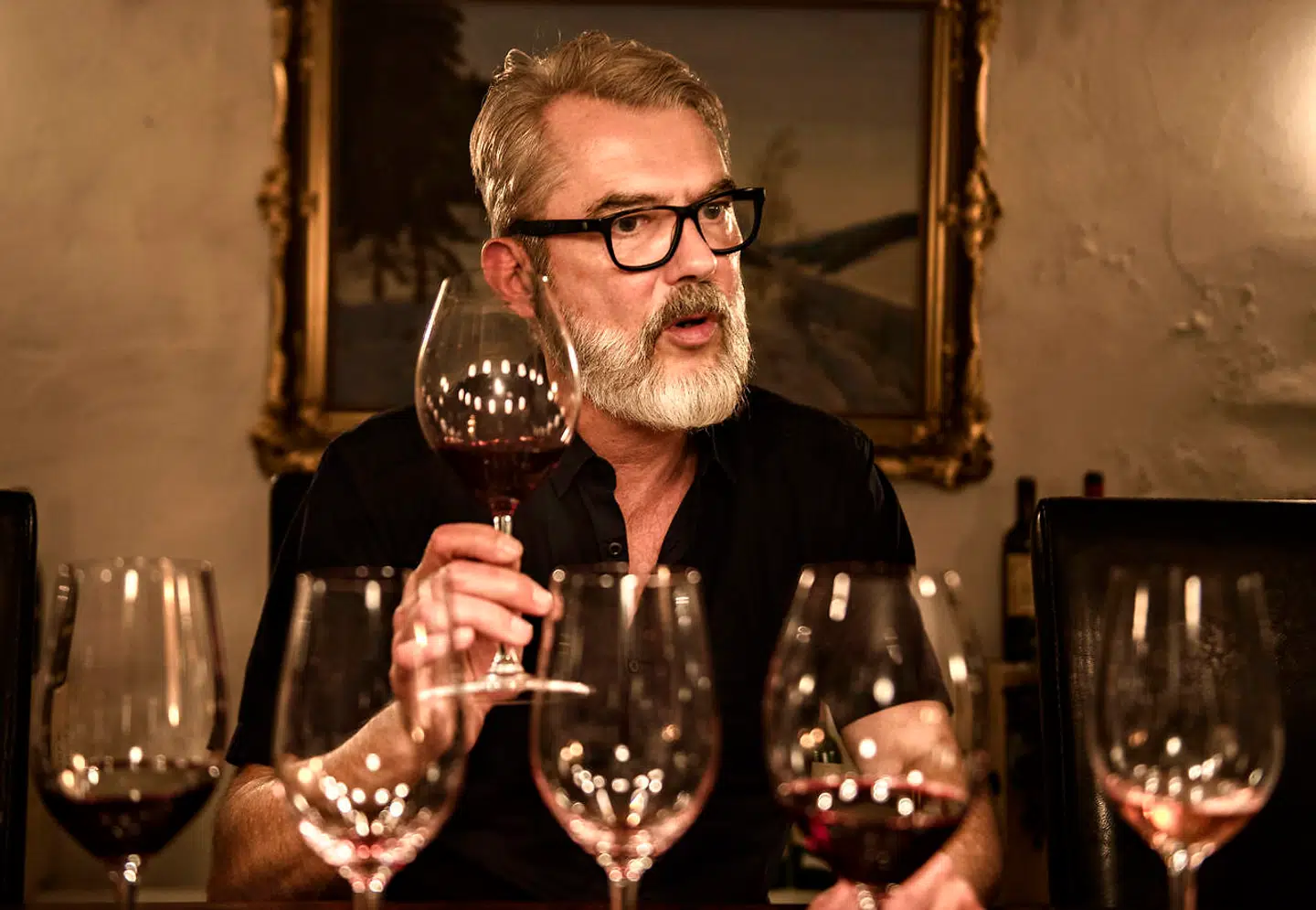 Vin-ekspert Søren Frank smager på Prins Henriks vine Cayx.