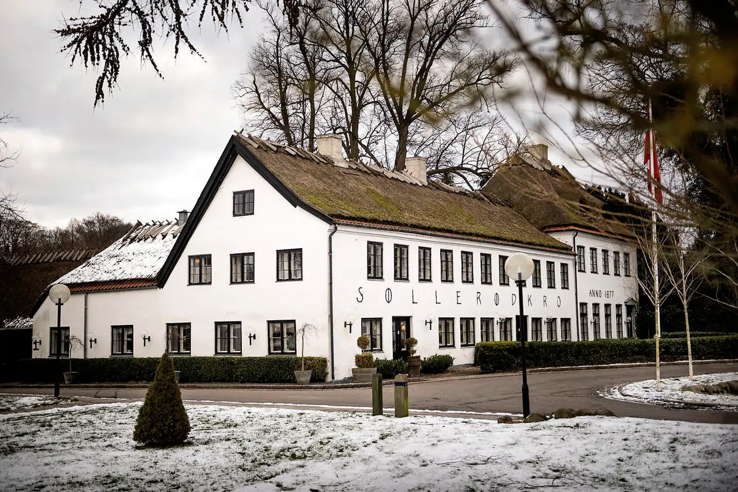 Søllerød KroSøllerød Kro, der har en Michelin-stjerne og er anerkendt som et af landets bedste spisesteder, modtog efter statsministerens seneste pressemøde aflysninger på ellers fuldt bookede dage.