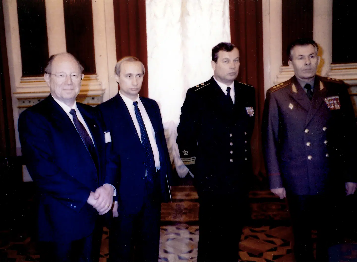 Thorkild Simonsen (tv) og en ung Vladimir Putin i 1991.