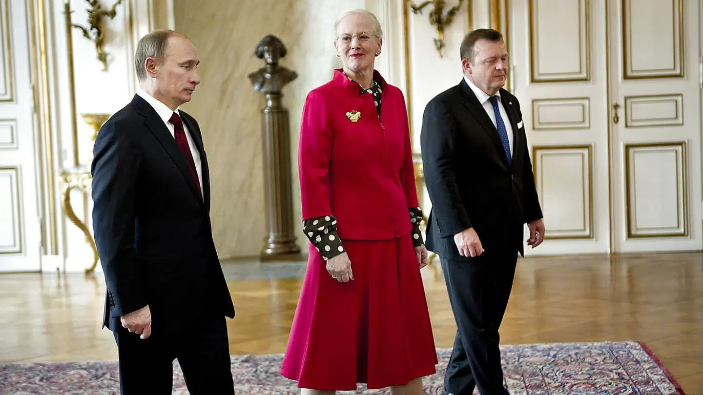 Den russiske premierminister, Vladimir Putin (tv), på besøg i Danmark. Her møder Putin Dronning Margrethe på Amalienborg Slot, til højre, statsminister Lars Løkke Rasmussen.