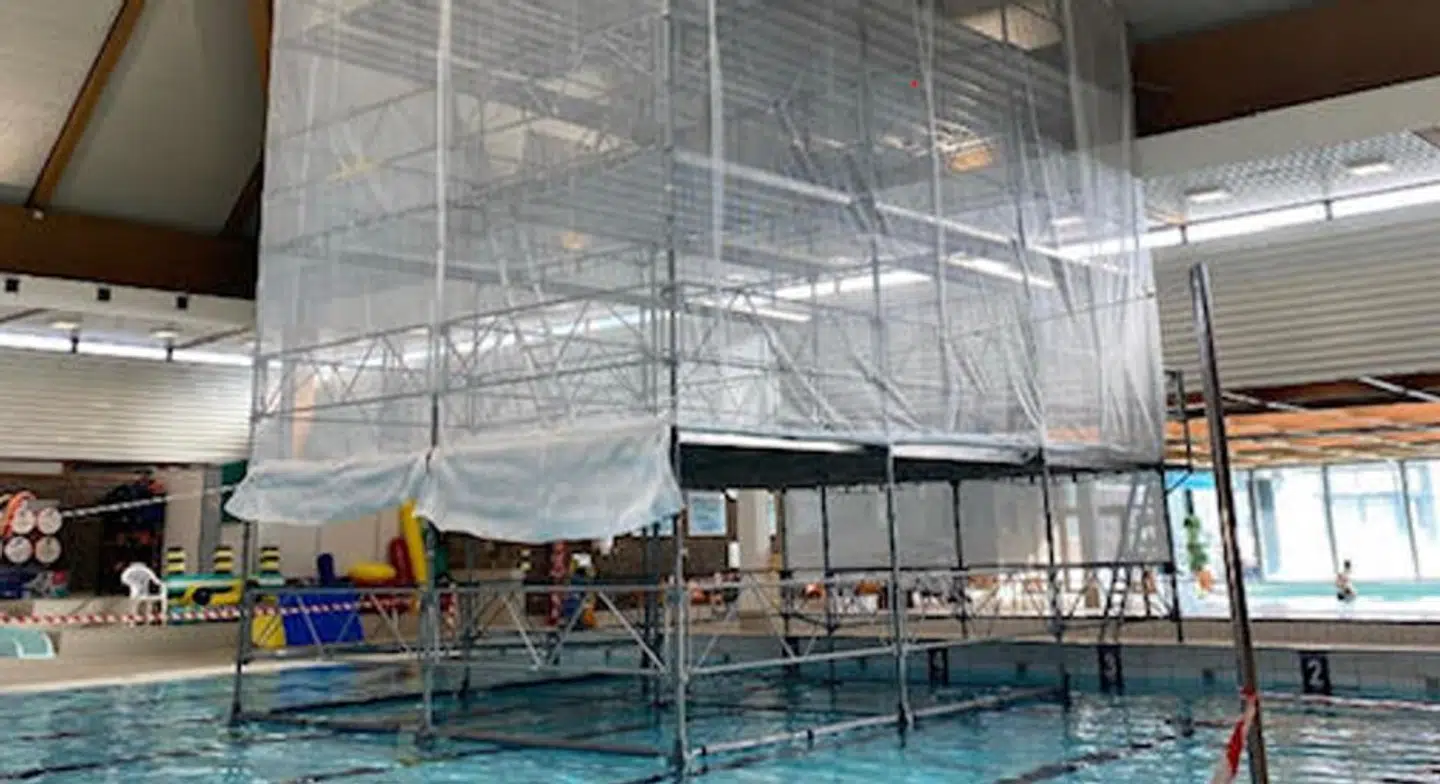 Et stillads spærrer halvdelen af bassinet i Haraldslund Svømmehal. det har betydet at gæster har måtte svømme på tværs af bassinet.