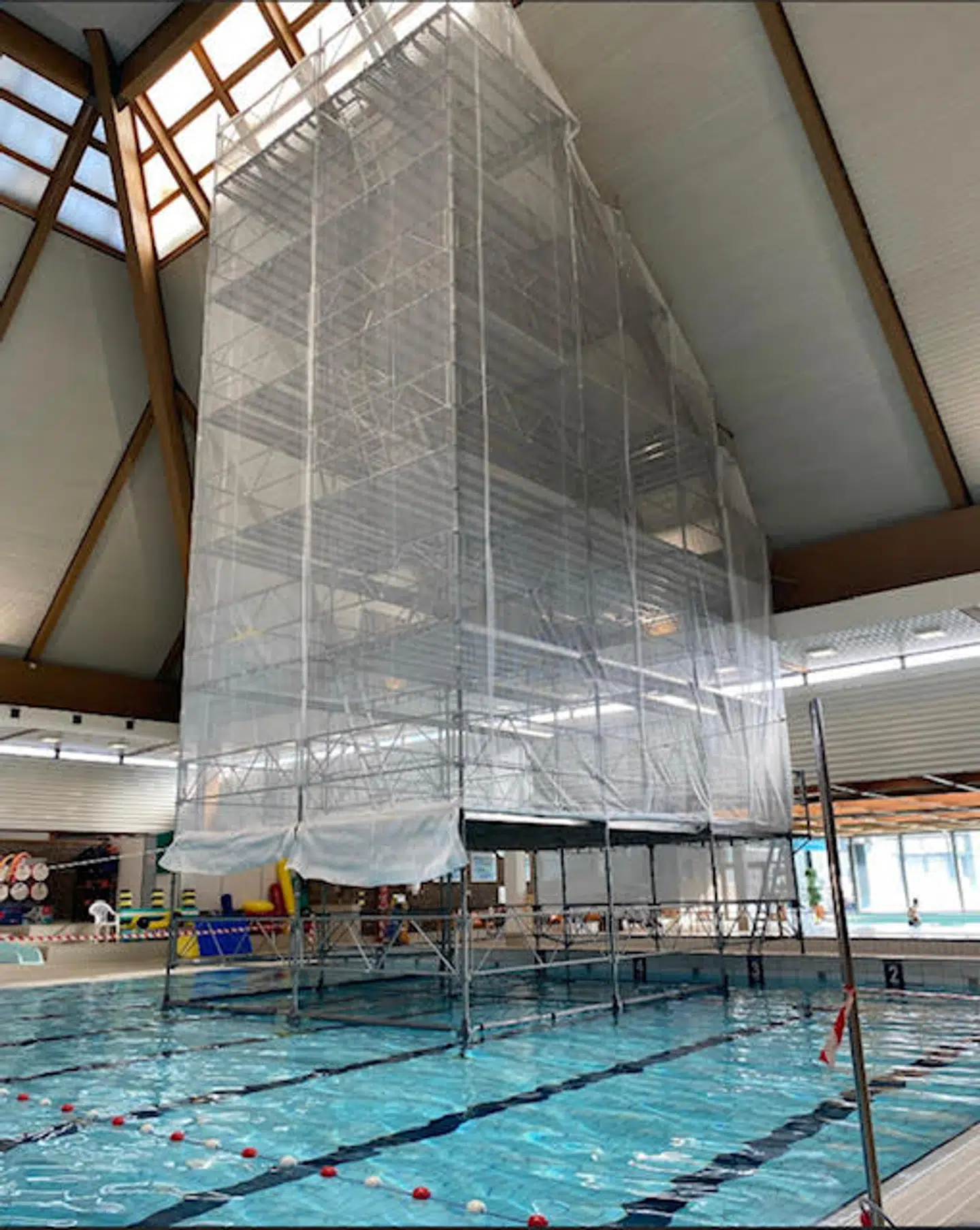 Det har været nødvendigt med stilladset, fordi rørkonstruktioner under taget skal repareres. Arbejdet forventes færdigt i næste uge.