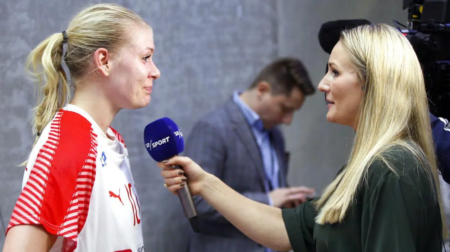 Stine Bjerre Mortensen i sit rette es. Her i et interview med håndboldspiller Kathrine Heindahl.
