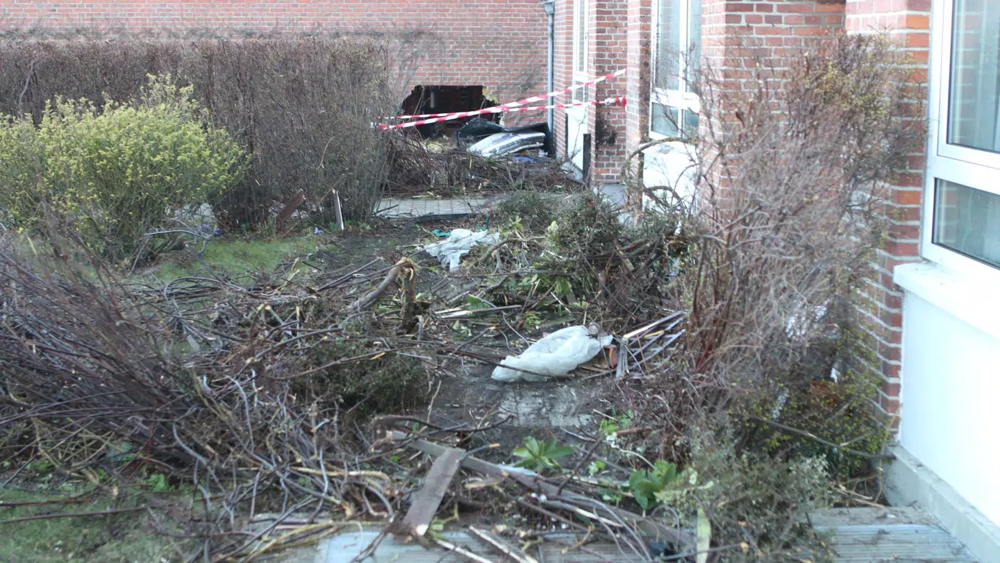 På Valdemar Sejrsvej kørte en bilist tværs over tre små haver. Foto: Presse-fotos.dk