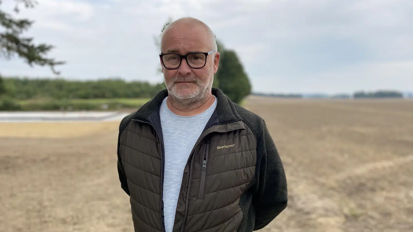 Beboerformand Robert Nielsen står her foran den strimmel jord, der går langs Per Lauritsens ejendom, som er blevet fræset op.