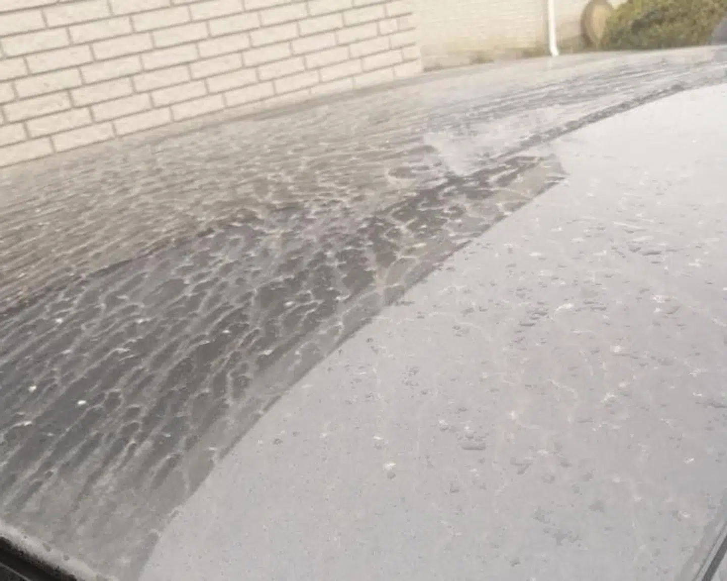 Tonny Olsen Olsen fra Svinninge på Sjælland brugte en time af sin onsdag på at vaske sin Peugeot 208. På god gammeldags manér med en spand og en svamp. Og til ingen verdens nytte.