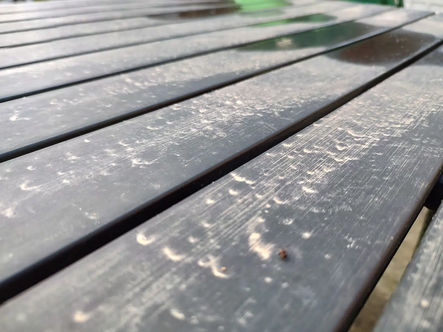 Her er det et havebord i Odense, der er ramt af de beskidte dråber fra Saharas ørken.