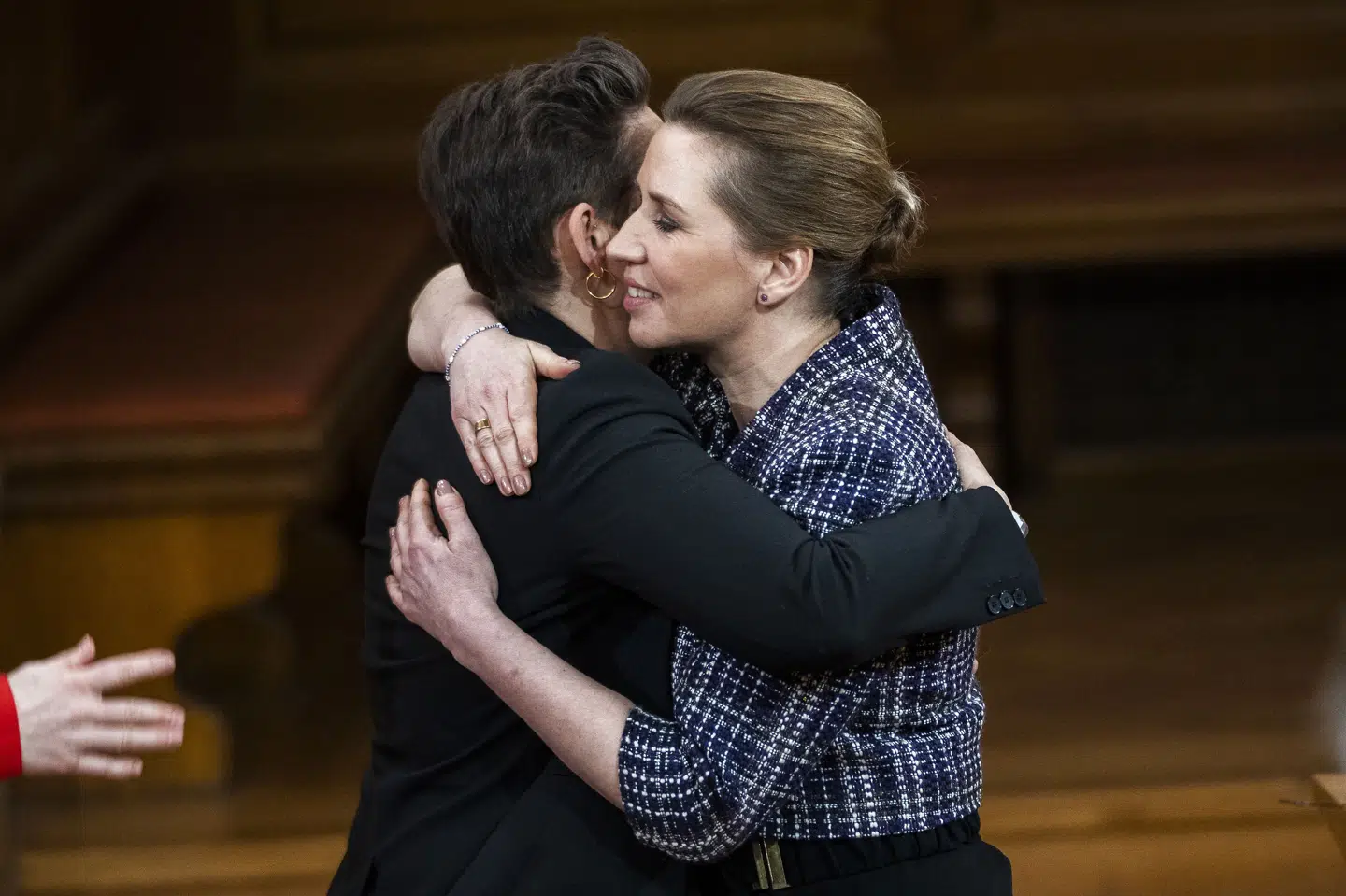 Pia Olsen Dyhr (SF) og Statsminister Mette Frederiksen (S) krammer hinanden inden debat mellem partilederne om krig i Europa. Martin Sylvest/Ritzau Scanpix