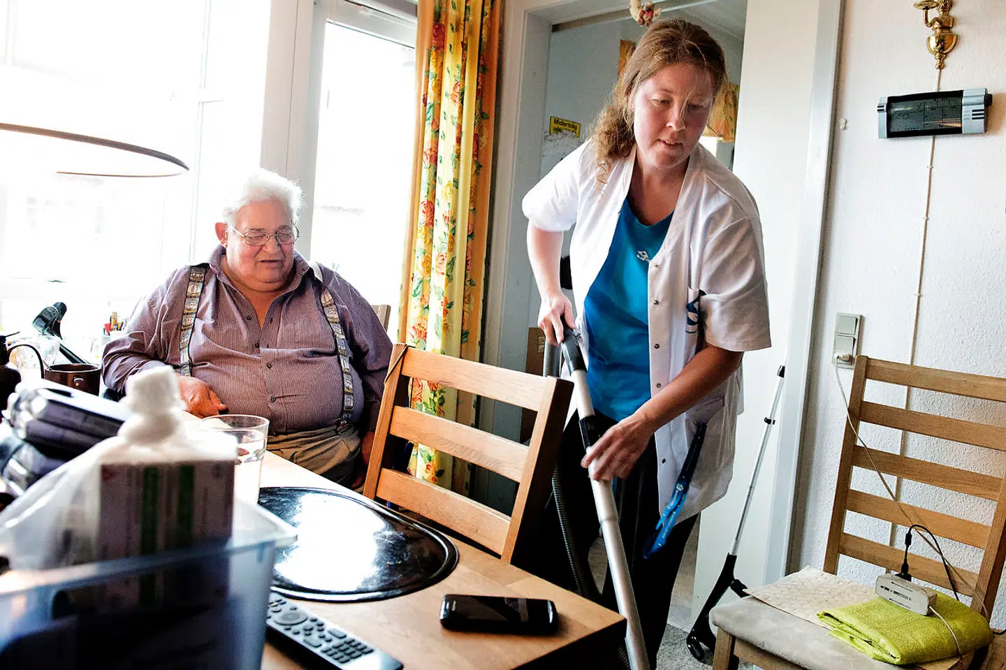 Hjemmehjælperen sakker massivt bagud i lønudvikling sammenlignet med de kommunale topchefer.