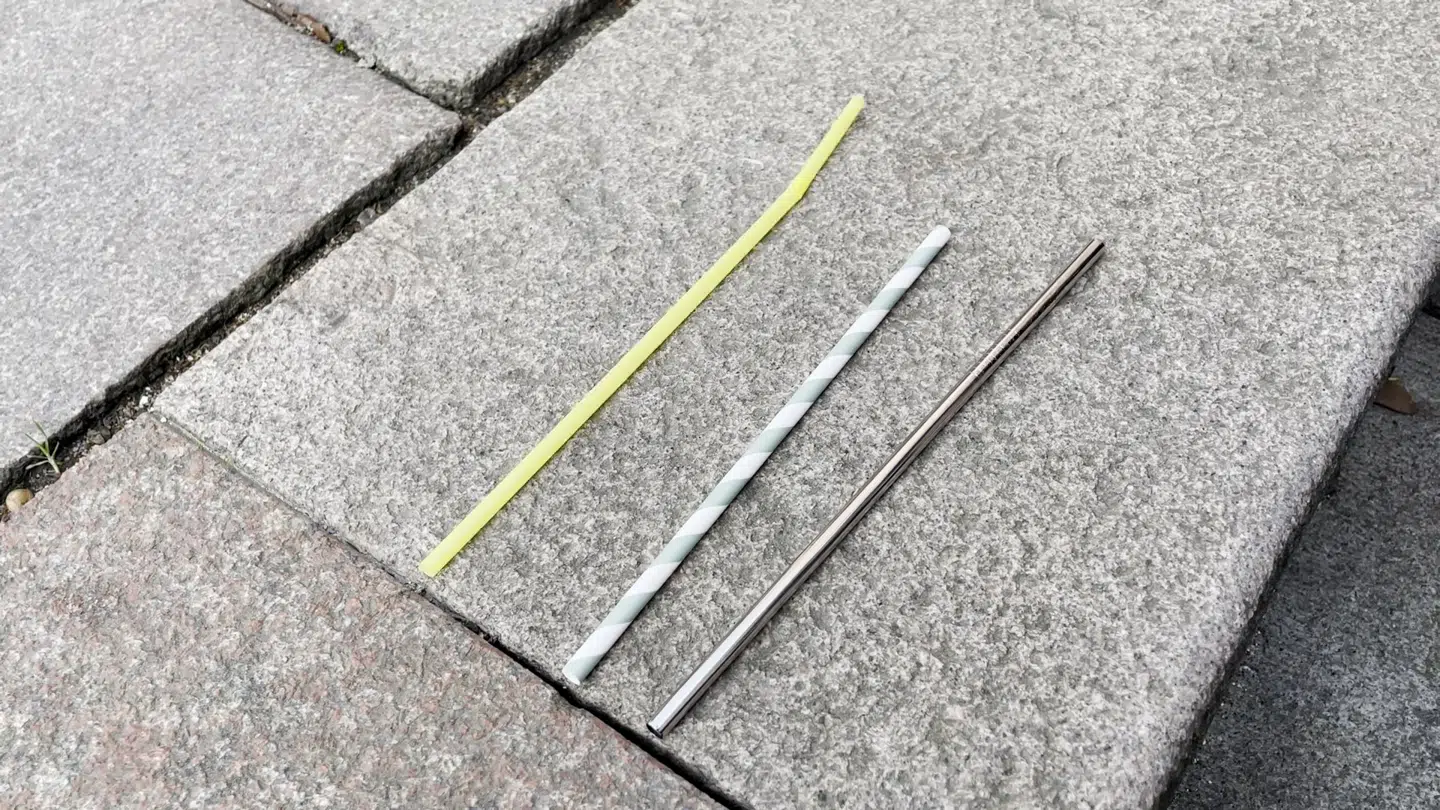 Metal-, pap- eller plastiksugerør er et valg, der dele vandene hos danskerne.