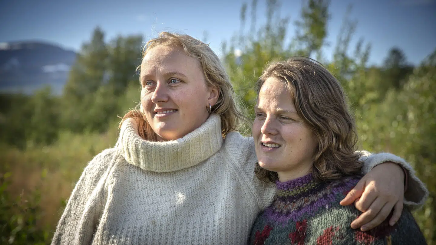 Camilla og Martha i 'Alene i vildmarken'.
