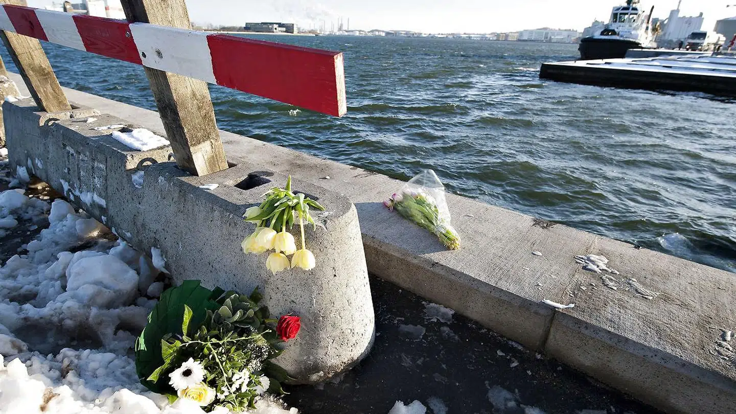 Blomster efter en dødsulykke på Aalborg Havn. (Foto: Henning Bagger/Scanpix 2012)