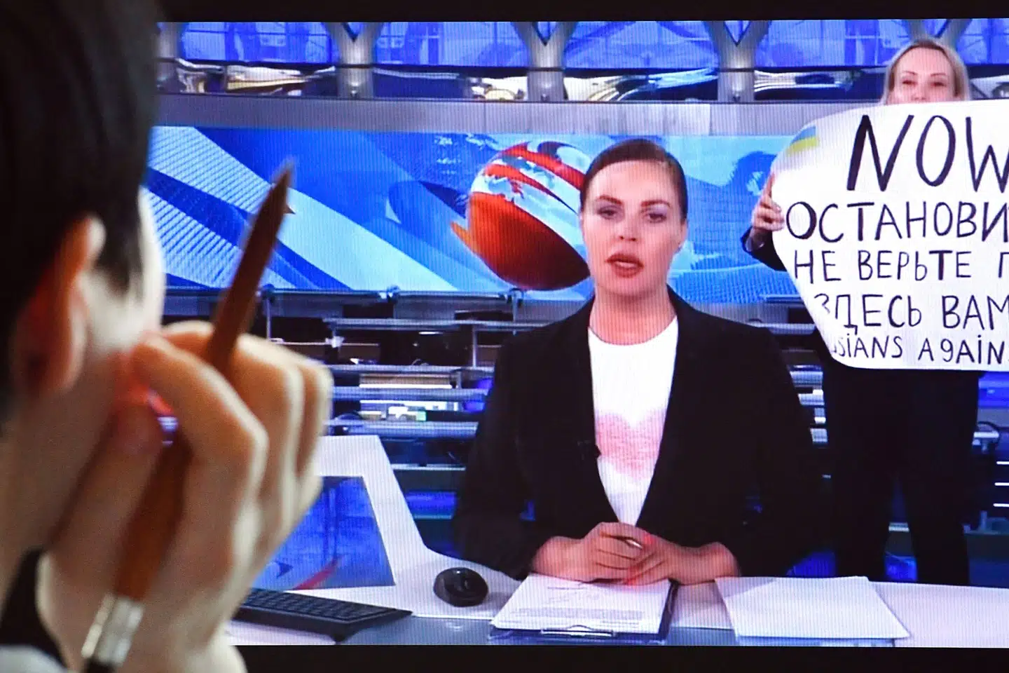 En russisk journalist, som brød ind i et statsligt tv-studie under en direkte nyhedsudsendelse for at protestere mod krigen i Ukraine, gemmer sig nu.