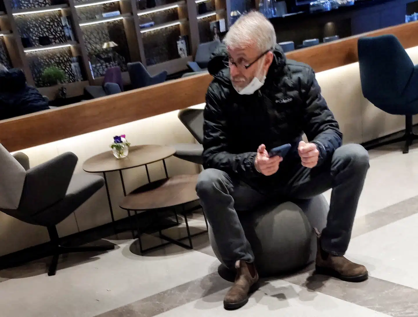 Roman Abramovich sidder her i VIP-loungen i Ben Gurion-lufthavnen tæt ved israelske Tel Aviv.