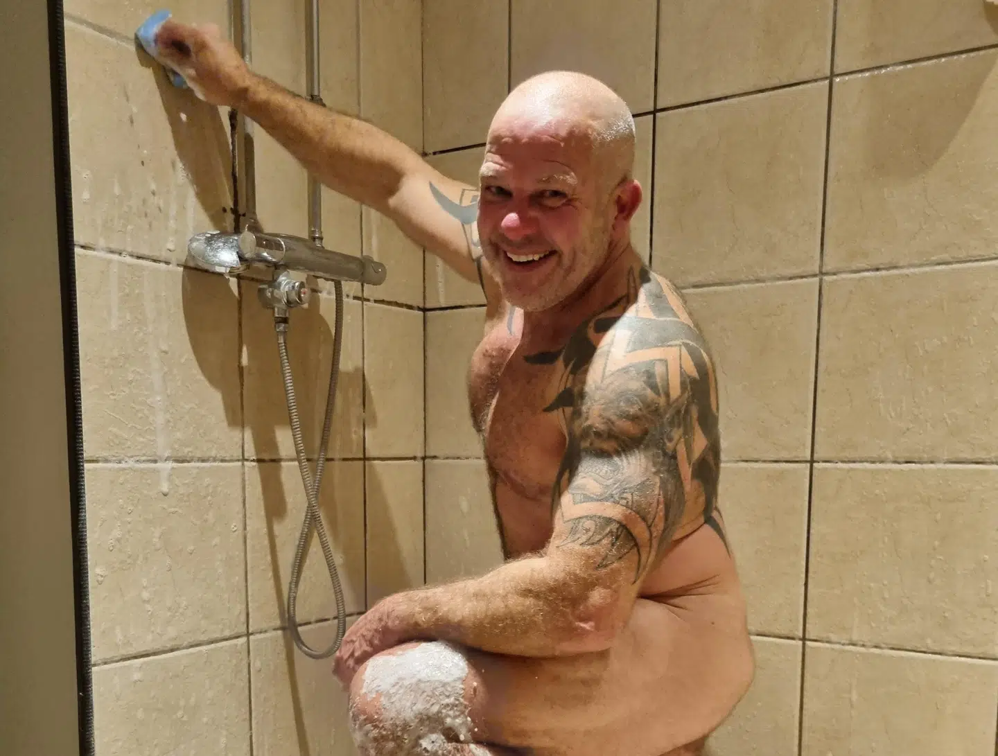 Allan brugte resten af aftenen på at gøre spaområdet rent. Foto: Privat